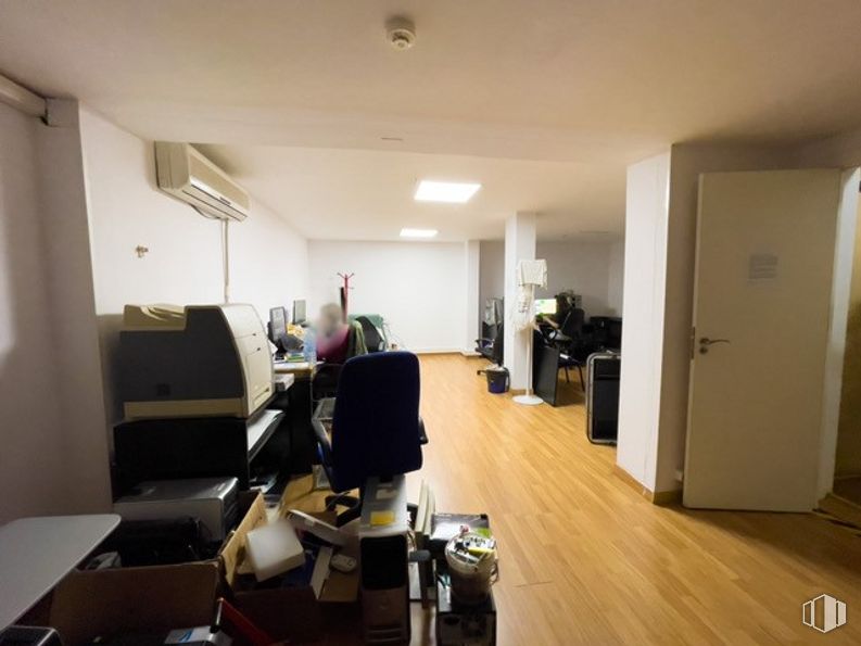 Nave en alquiler y venta en Calle York, Las Rozas de Madrid, Madrid, 28230 con puerta, mesa, silla de oficina, silla, suelos, suelo, accesorio, escritorio, edificio y apoyabrazos alrededor