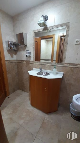 Nave en alquiler y venta en Calle Málaga, Valdemoro, Madrid, 28341 con mueble de baño, alumbrado, fregadero, marrón, espejo, propiedad, edificio, accesorios de fontanería, ebanistería y grifo alrededor