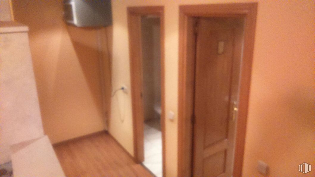 Local en venta en Edificio Oro, Calle Nogal, 3, Torrelodones, Madrid, 28250 con puerta, madera, suelo, suelos, tinte para madera, madera dura, accesorio, asa, contrachapado y barniz alrededor