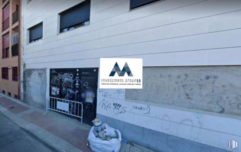 Local en venta en Calle Real, Collado Villalba, Madrid, 28400 con ventana, edificio, equipaje y bolsos, fuente, fachada, ladrillo, superficie de la carretera, ciudad, arte y carretera alrededor