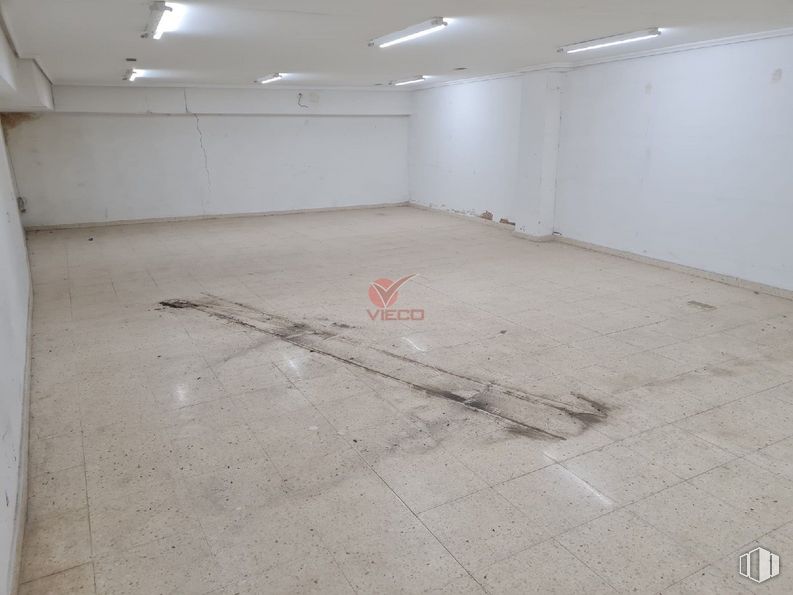 Local en alquiler en Calle Julio Larrañaga, Cuenca, 16004 con madera, edificio, gris, superficie de carretera, suelo, piso, asfalto, gas, material compuesto y pasillo alrededor