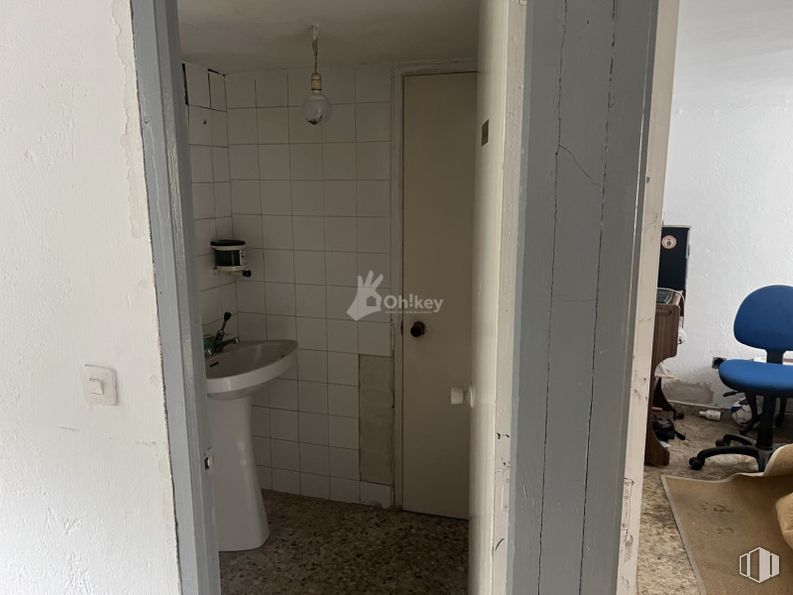 Local en venta en Urbanización Villafranca del Castillo, Villanueva de la Cañada, Madrid, 28691 con silla, propiedad, fregadero, cuarto de baño, accesorio, suelo, suelos, accesorios de fontanería, edificio y lavabo alrededor