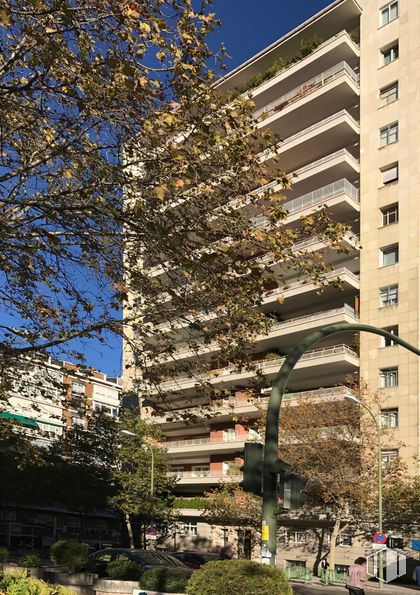 Oficina en alquiler en Calle San Germán, Tetuán, Madrid, 28020 con edificio, ventana, hoja, bloque de pisos, diseño urbano, rascacielos, condominio, vecindario, planta leñosa y barrio residencial alrededor