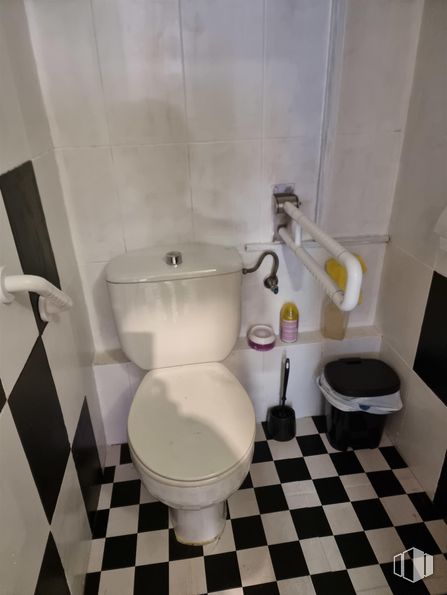 Retail for rent at Calle Madroños, 2, Collado Villalba, Madrid, 28400 with toilet, toilet seat, bathroom, plumbing fixture, plumbing, tile flooring, tile, paper, toilet paper and bidet around