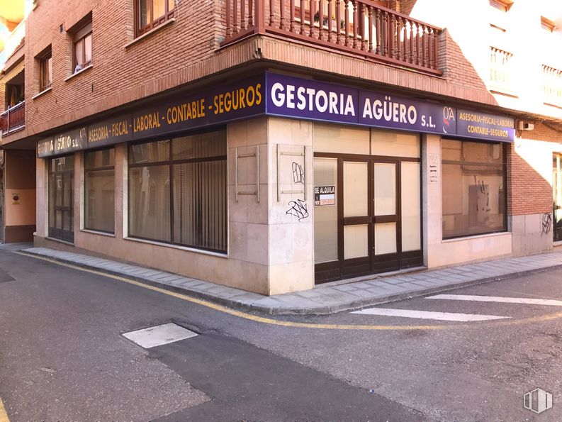 Local en alquiler y venta en Calle San Eugenio, 1, Toledo, 45003 con edificio, propiedad, ventana, infraestructura, barrio, superficie de carretera, asfalto, pared, fuente y fachada alrededor