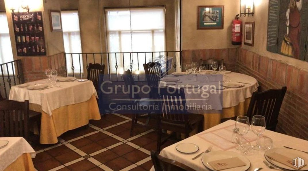 Local en alquiler en Zona MIrasierra, Fuencarral - El Pardo, Madrid, 28035 con lámina, vajilla, marco, mesa, mesa de cocina y comedor, silla, mantel, restaurante y ropa de cama alrededor