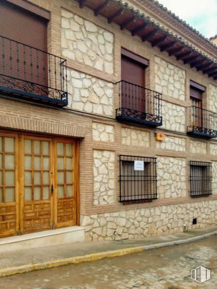 Retail for rent at Calle San Miguel, 5, Santa Cruz de la Zarza, Toledo, 45370 with window, door, property, fixture, wood, architecture, neighbourhood, facade, real estate and brick around