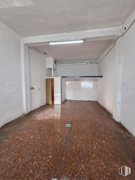 Local en alquiler en Calle Mar Menor, Hortaleza, Madrid, 28033 con lámpara, puerta, alumbrado, suelos, suelo, material compuesto, sótano, material de construcción, escayola y hall alrededor