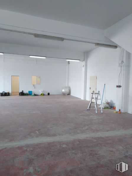 Industrial for rent at Calle Torre de Don Miguel, Villa de Vallecas, Madrid, 28031 with ladder, lighting, floor, flooring, hall, gas, fixture, space, wood and plaster around