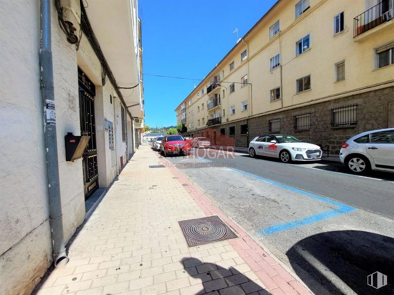 Industrial for sale at Zona Estación, Ávila, 05001 with car, building, wheel, tire, sky, vehicle, window, road surface, infrastructure and blue around