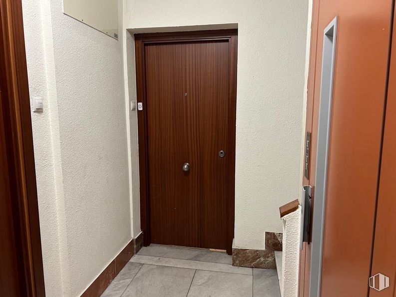 Oficina en alquiler en Calle Ríos Rosas, 36, Chamberí, Madrid, 28003 con puerta, accesorio, edificio, madera, asa, puerta de casa, tinte para madera, cerrojo muerto, suelo y madera dura alrededor