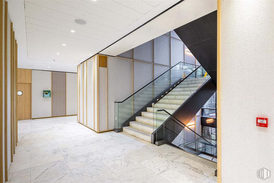 Oficina en alquiler en Edificio NOX, Avenida San Luis, 25, Hortaleza, Madrid, 28033 con edificio, accesorio, hall, interiorismo, escaleras, suelo, madera, suelos, inmobiliario y techo alrededor