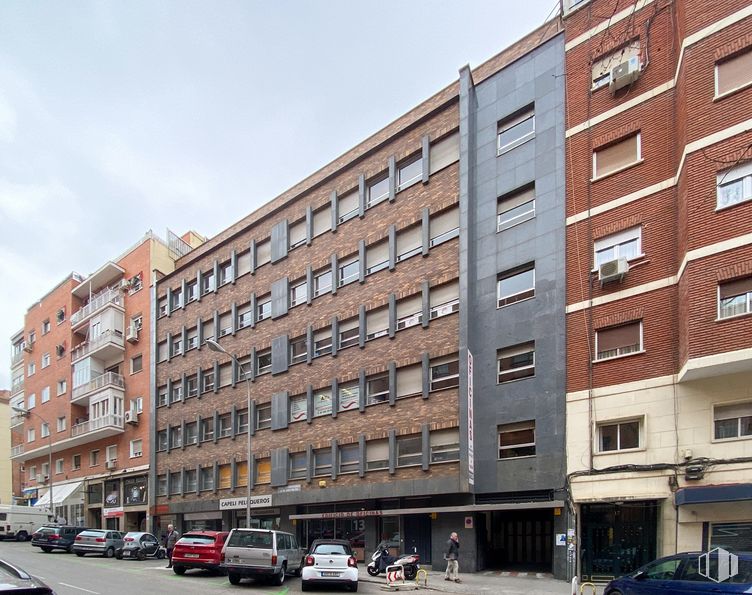 Oficina en alquiler en Calle Aviador Zorita, 13, Tetuán, Madrid, 28020 con coche, edificio, ventana, rueda, cielo, neumático, vehículo, infraestructura, nube y bloque de torres alrededor