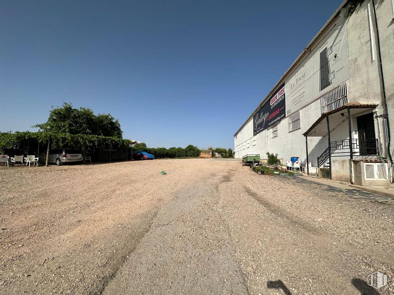 Industrial for rent at Polígono Industrial Industria Jardín, Villarejo de Salvanés, Madrid, 28590 with building, sky, window, tree, road surface, land lot, asphalt, plant, landscape and tar around