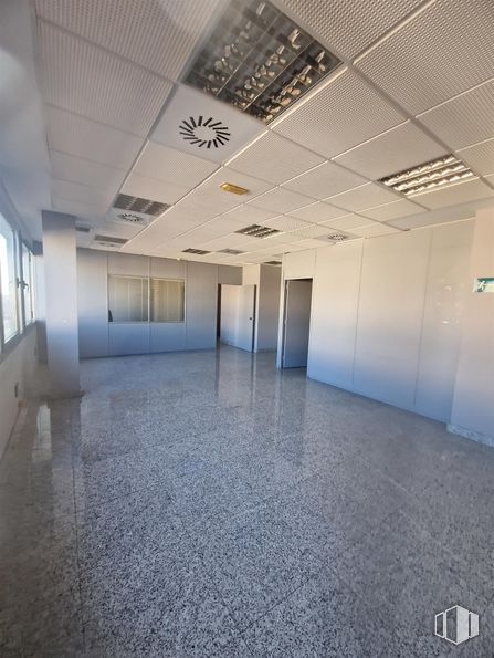 Oficina en alquiler en Zona El Pinar - Punta Galea, Las Rozas de Madrid, Madrid, 28230 con suelos, suelo, accesorio, hall, vidrio, techo, espacio, evento, ciudad y sede alrededor