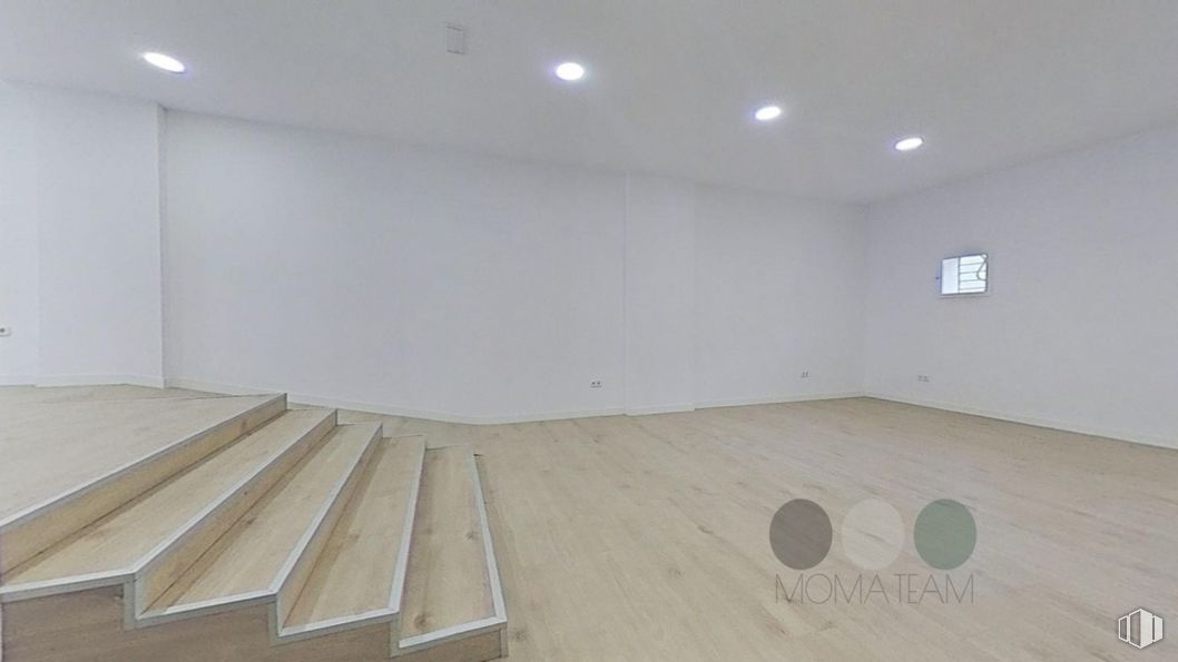 Retail for sale at Avenida España, 68, San Sebastián de los Reyes, Madrid, 28700 with wood, fixture, paint, floor, flooring, wood stain, hardwood, composite material, ceiling and beige around