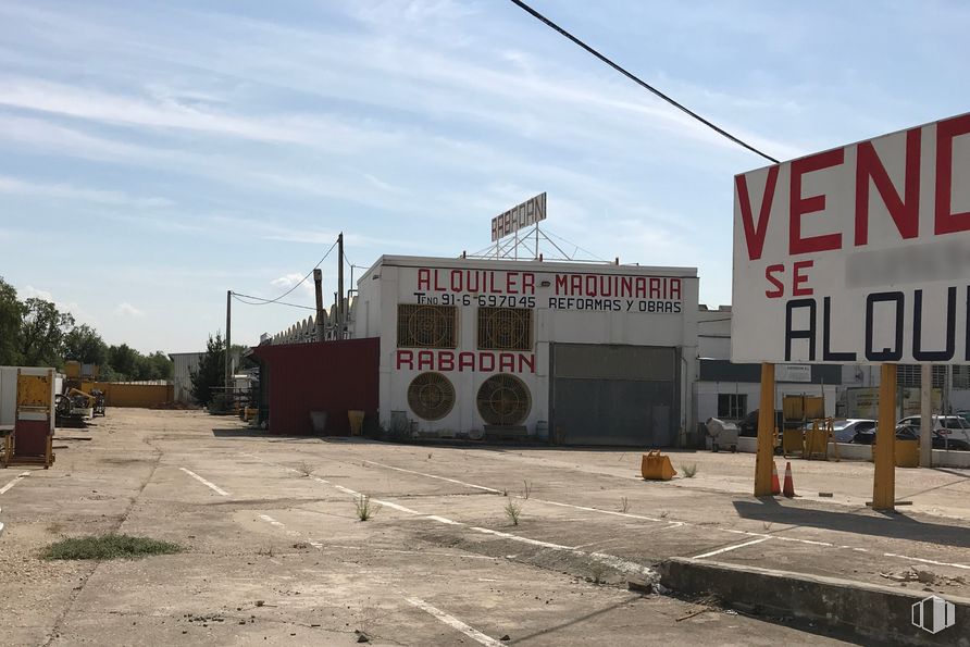 Nave en venta en Zona industrial Vicálvaro, Vicálvaro, Madrid, 28052 con edificio, cielo, nube, neumático, rueda, planta, neumático automotriz, ventana, superficie de carretera y asfalto alrededor