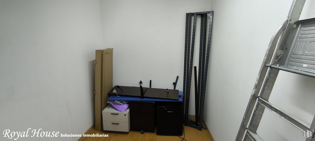 Local en venta en Calle Madroños, Collado Villalba, Madrid, 28400 con escalera, mueble, estantería, equipos de oficina, estante, cable eléctrico, material de oficina y escritorio alrededor