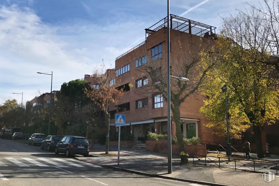 Local en alquiler en Zona Norte, Pozuelo de Alarcón, Madrid, 28224 con coche, edificio, cielo, nube, planta, ventana, luz de la calle, árbol, rueda y superficie de la carretera alrededor