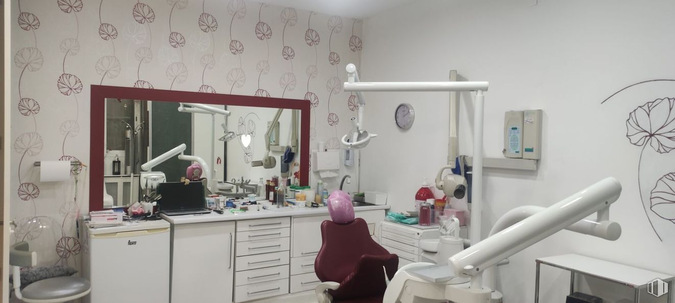 Local en venta en Calle Infantas, Centro, Madrid, 28004 con mesa, espejo, silla, clínica, médico, atención sanitaria, hospital, equipamiento médico, odontología y salón de belleza alrededor