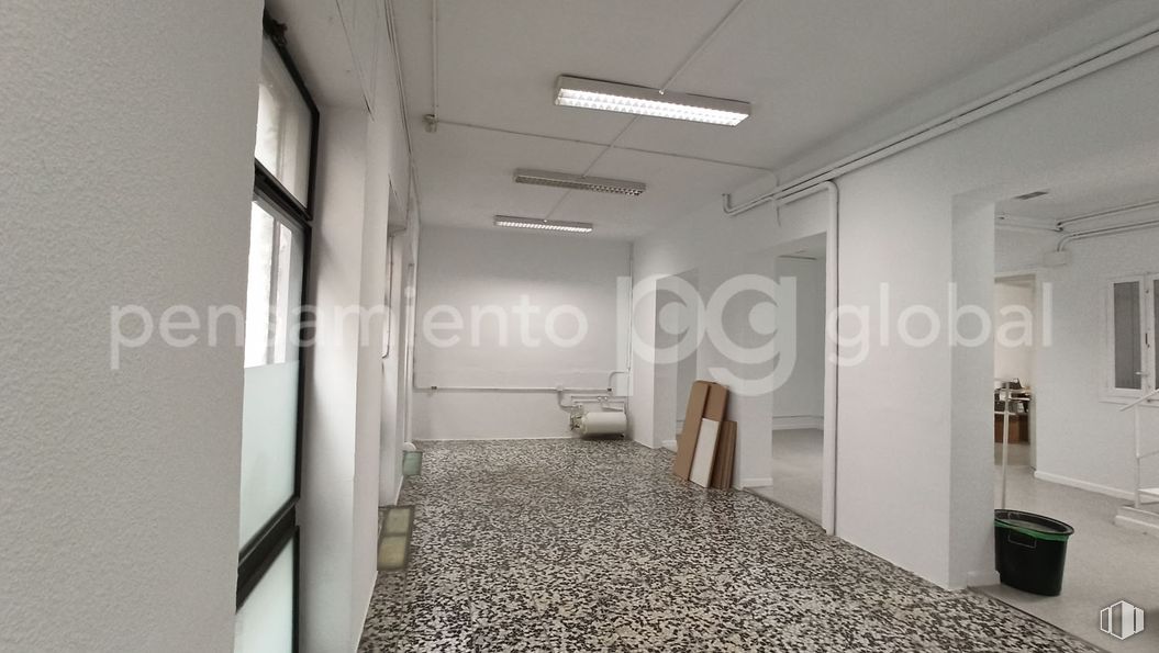 Retail for rent at Calle Olid, 5, Chamberí, Madrid, 28010 with light fixture, lighting, flooring, floor, ceiling, interior design, composite material, tile flooring, glass and tile around