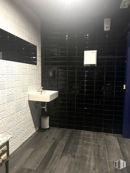 Retail for rent at Calle Eras, Aranjuez, Madrid, 28300 with sink, lighting, property, plumbing fixture, tap, bathroom, wood, interior design, architecture and fixture around