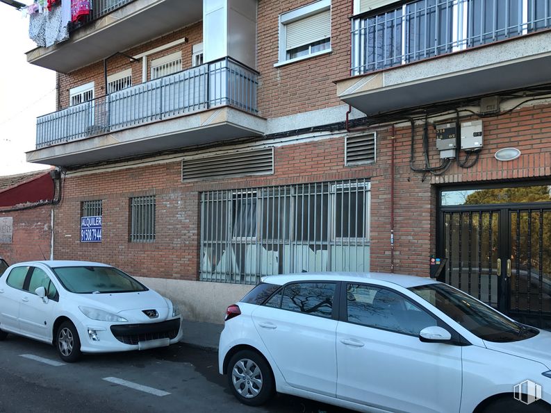 Local en alquiler en Calle Palomares, 35, Villaverde, Madrid, 28021 con rueda, coche, neumático, vehículo terrestre, vehículo, ventana, propiedad, edificio, placa de matrícula del vehículo y iluminación automotriz alrededor