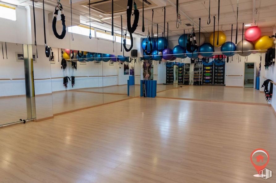 Retail for sale at Avenida Castilla La Mancha, Cuenca, 16003 with lighting, field house, building, flooring, interior design, floor, wood, leisure, hall and physical fitness around