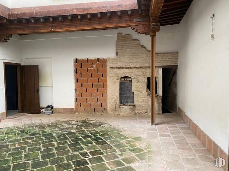 Retail for sale & for rent at Calle Plata, Toledo, 45001 with door, window, property, building, interior design, architecture, wood, floor, flooring and line around