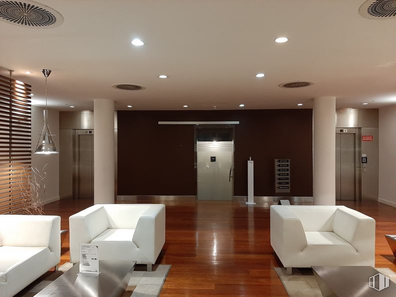 Oficina en alquiler en Paseo Castellana, 55, Chamberí, Madrid, 28046 con sofá, silla, alumbrado, mueble, comodidad, madera, diseño de interiores, suelo, piso y pared alrededor