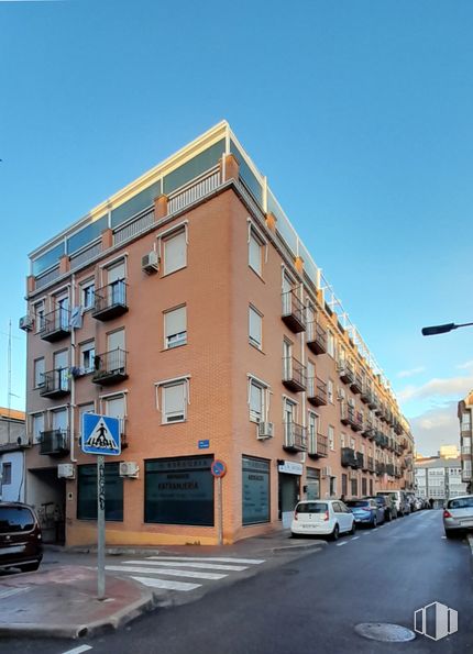 Retail for rent at Calle Pozuelo, Fuenlabrada, Madrid, 28945 with sky, building, land vehicle, property, wheel, street light, window, car, vehicle and tire around