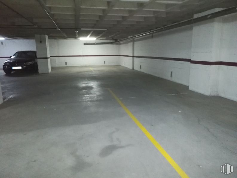 Nave en alquiler en Calle Haya, 15, Carabanchel, Madrid, 28044 con coche, luz de estacionamiento, edificio, asfalto, neumático, vehículo, suelo, hall, iluminación del automóvil y suelos alrededor