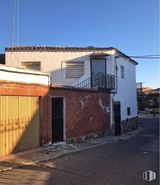 Retail for rent at Calle Miradero, 11, Villaluenga de la Sagra, Toledo, 45520 with door, house, window, sky, building, property, wood, road surface, electricity and residential area around