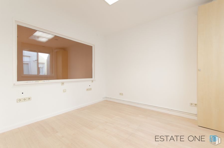 Office for rent at Calle General Oraá, Salamanca, Madrid, 28006 with window, building, mirror, fixture, wood, paint, wood stain, hall, floor and flooring around