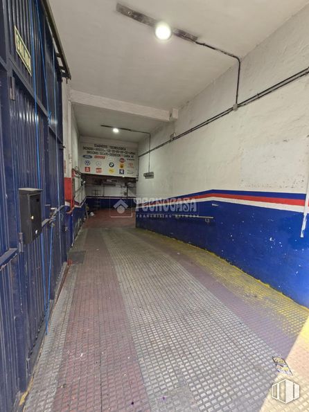 Nave en alquiler y venta en Calle Nuestra Señora de la Luz, Carabanchel, Madrid, 28025 con edificio, suelos, suelo, pabellón, madera, puerta, azul eléctrico, techo, material compuesto y hormigón alrededor