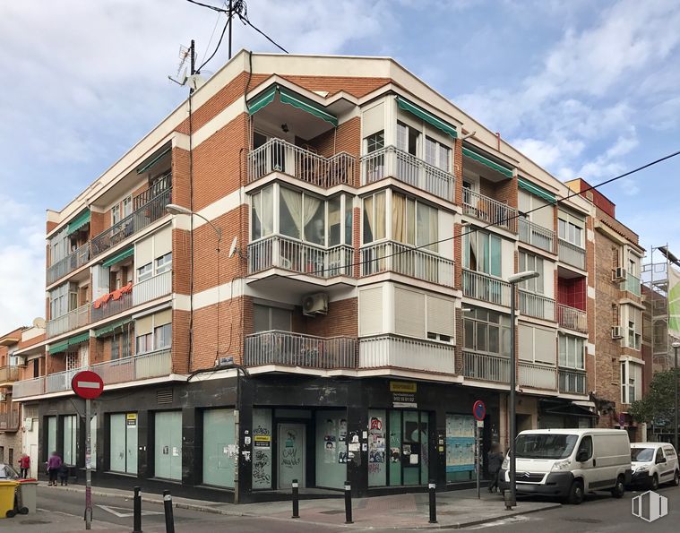 Local en venta en Avenida Monte Igueldo, 82, Puente de Vallecas, Madrid, 28053 con camioneta, edificio, nube, cielo, ventana, neumático, vehículo, diseño urbano, condominio y coche alrededor