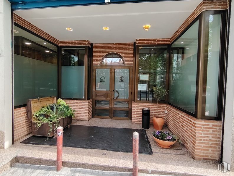 Retail for rent at Calle Francisco Silvano, Hortaleza, Madrid, 28043 with door, window, flowerpot, interior design, glass, brick, home door, brickwork, wood stain and houseplant around