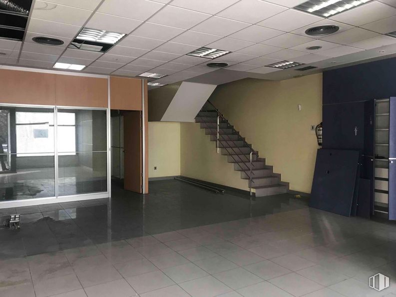 Local en venta en Avenida Industria, Alcobendas, Madrid, 28108 con accesorio, interiorismo, suelos, suelo, puerta, edificio, hall, techo, vidrio y material compuesto alrededor