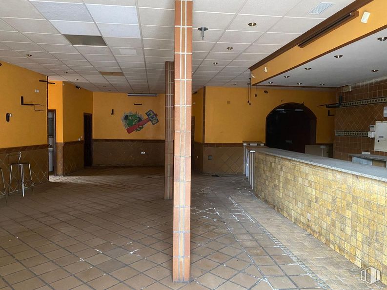 Local en venta en Zona Centro, Las Ventas con Peña Aguilera, Toledo, 45127 con puerta, suelo, hall, suelos, edificio, accesorio, techo, material compuesto, hormigón y aparcamiento alrededor