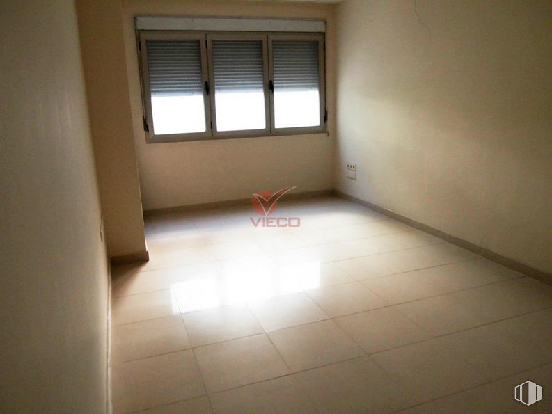 Office for rent at Calle Dalmacio García Izcara, Cuenca, 16004 with window, building, wood, fixture, architecture, flooring, floor, hall, material property and composite material around