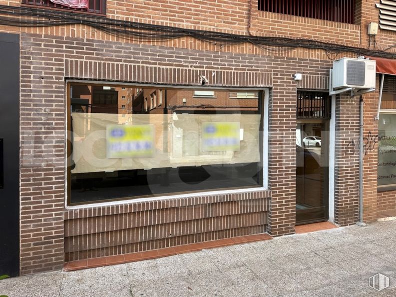 Retail for sale at Zona Jardines del Prado, Talavera de la Reina, Toledo, 45600 with brickwork, brick, window, wood, wall, building, road surface, facade, rectangle and tints and shades around