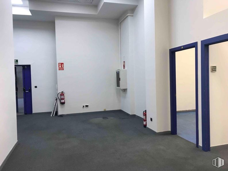 Oficina en alquiler en Zona empresarial, San Sebastián de los Reyes, Madrid, 28703 con puerta, suelos, suelo, interiorismo, techo, material compuesto, vidrio, puerta de casa, limpieza y aluminio alrededor