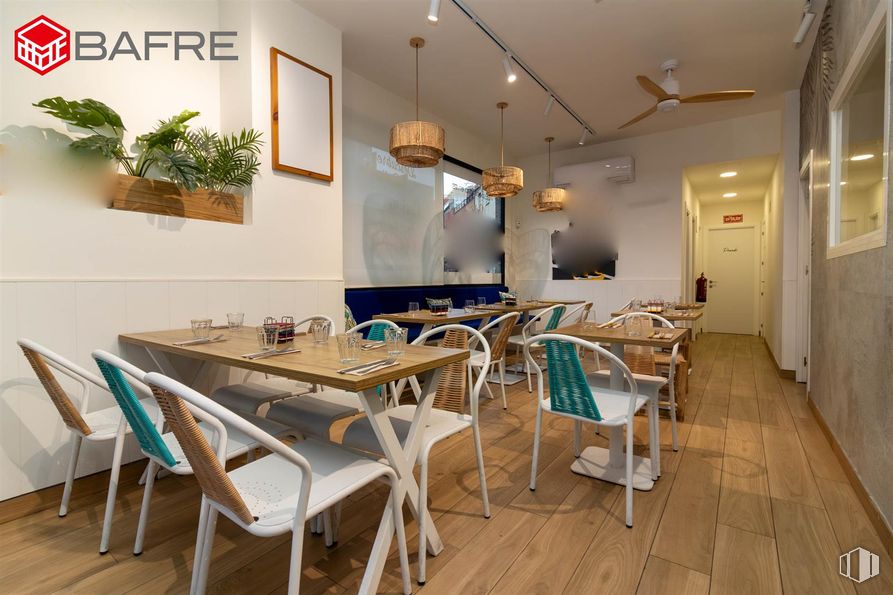 Retail for rent at Calle de Juan de Mariana, Arganzuela, Madrid, 28045 with ceiling fan, chair, light fixture, lighting, furniture, wood, table, interior design, restaurant and flooring around