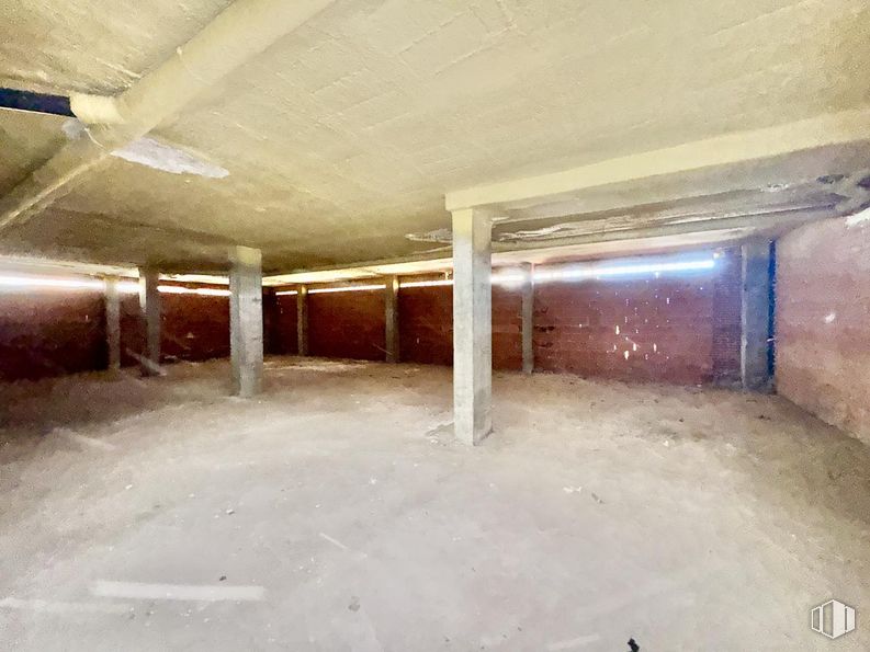 Retail for sale at Avenida Derechos Humanos, Ávila, 05003 with floor, flooring, ceiling, composite material, concrete, basement, building material, beam, plaster and hall around