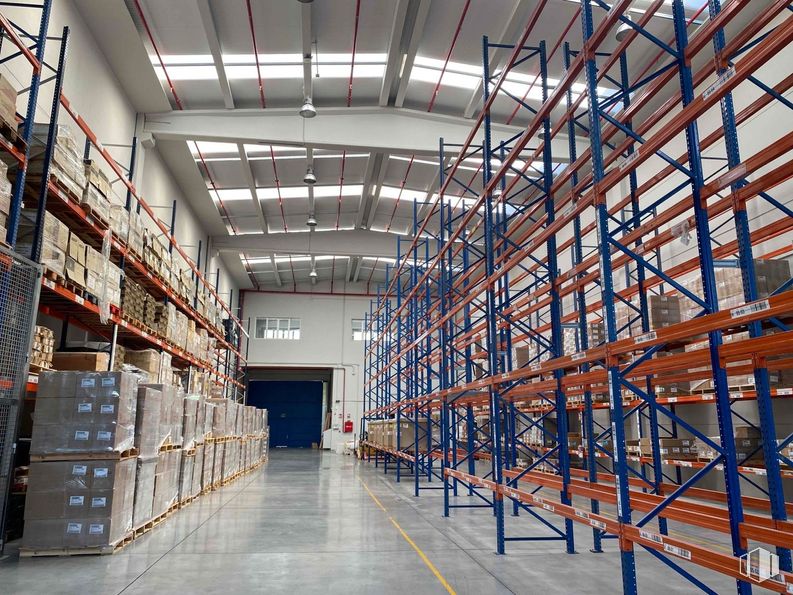 Industrial for rent at Zona La Cantueña, Fuenlabrada, Madrid, 28946 with warehouse, shelving, composite material, inventory, metal, industry, ceiling, engineering, iron and building material around