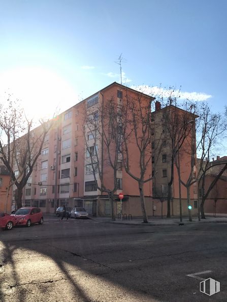 Local en venta en Plaza Hilanderas, 1, Carabanchel, Madrid, 28025 con edificio, coche, cielo, planta, ventana, árbol, rueda, superficie de carretera, diseño urbano y ladrillo alrededor