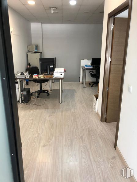 Oficina en venta en Calle Isabel de Farnesio, 2, Boadilla del Monte, Madrid, 28660 con mesa, puerta, escritorio, silla de oficina, silla, edificio, interiorismo, suelos, accesorio y madera alrededor