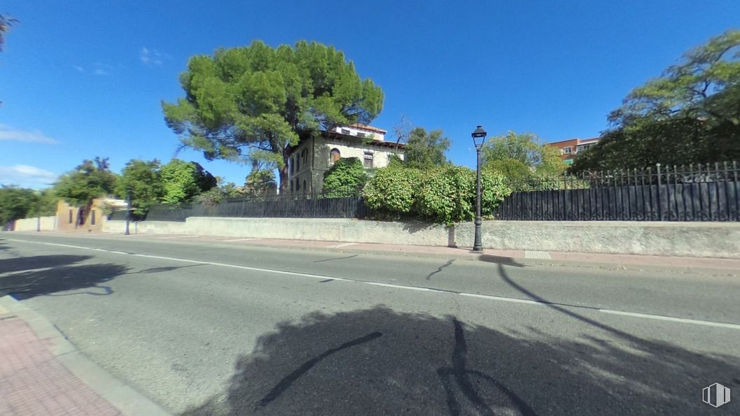 Suelo en venta en Avenida Constitucion, 8, Loeches, Madrid, 28890 con casa, cielo, planta, árbol, superficie de carretera, asfalto, edificio, lote de tierra, brea y sombra alrededor