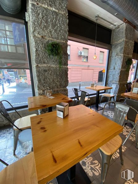 Local en alquiler en Zona centro, Centro, Madrid, 28015 con silla, mesa, mesa de cocina y comedor, alumbrado, restaurante, vidrio, tinte para madera, barniz, madera dura y cafetería alrededor