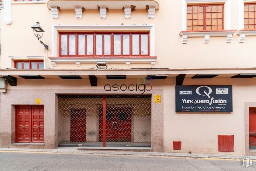 Local en venta en Calle Real, Yunquera de Henares, Guadalajara, 19210 con ventana, puerta, edificio, accesorio, madera, barrio, pared, fachada, fuente y ladrillo alrededor